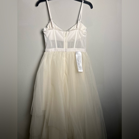 BCBGMAXAZRIA Tulle Gown Size 6 Color Gardenia - Picture 3 of 10